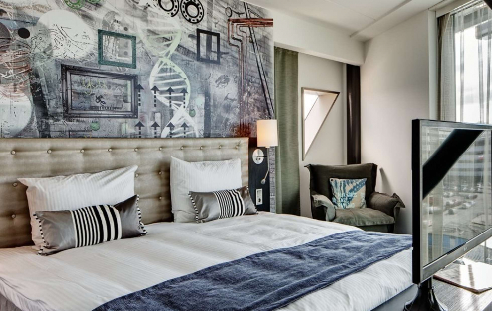 Спальня в скандинавском стиле с панорамными окнами