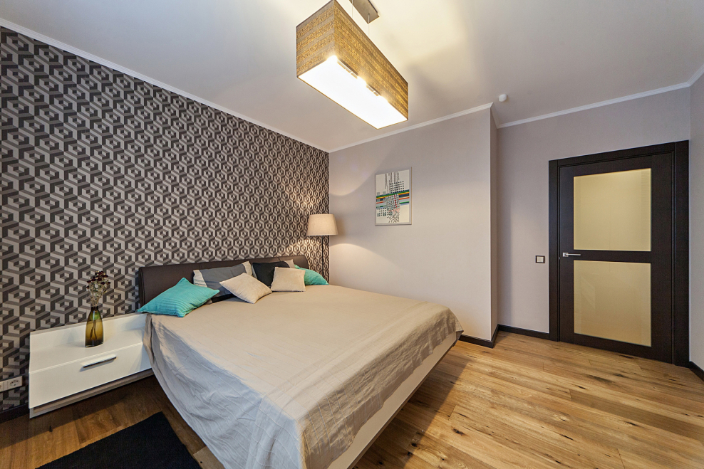 Декорирование стен разными обоями