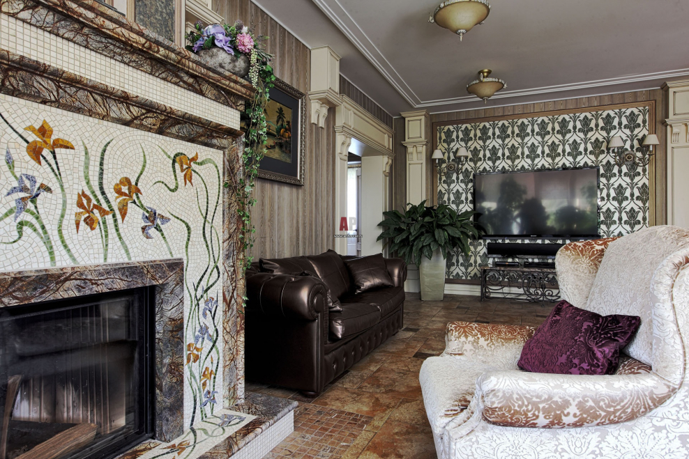 Зеркальное панно в интерьере гостиной