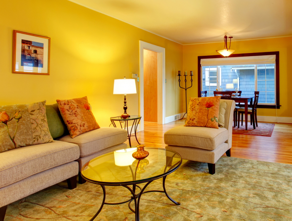 Желтый потолок и желтые стены