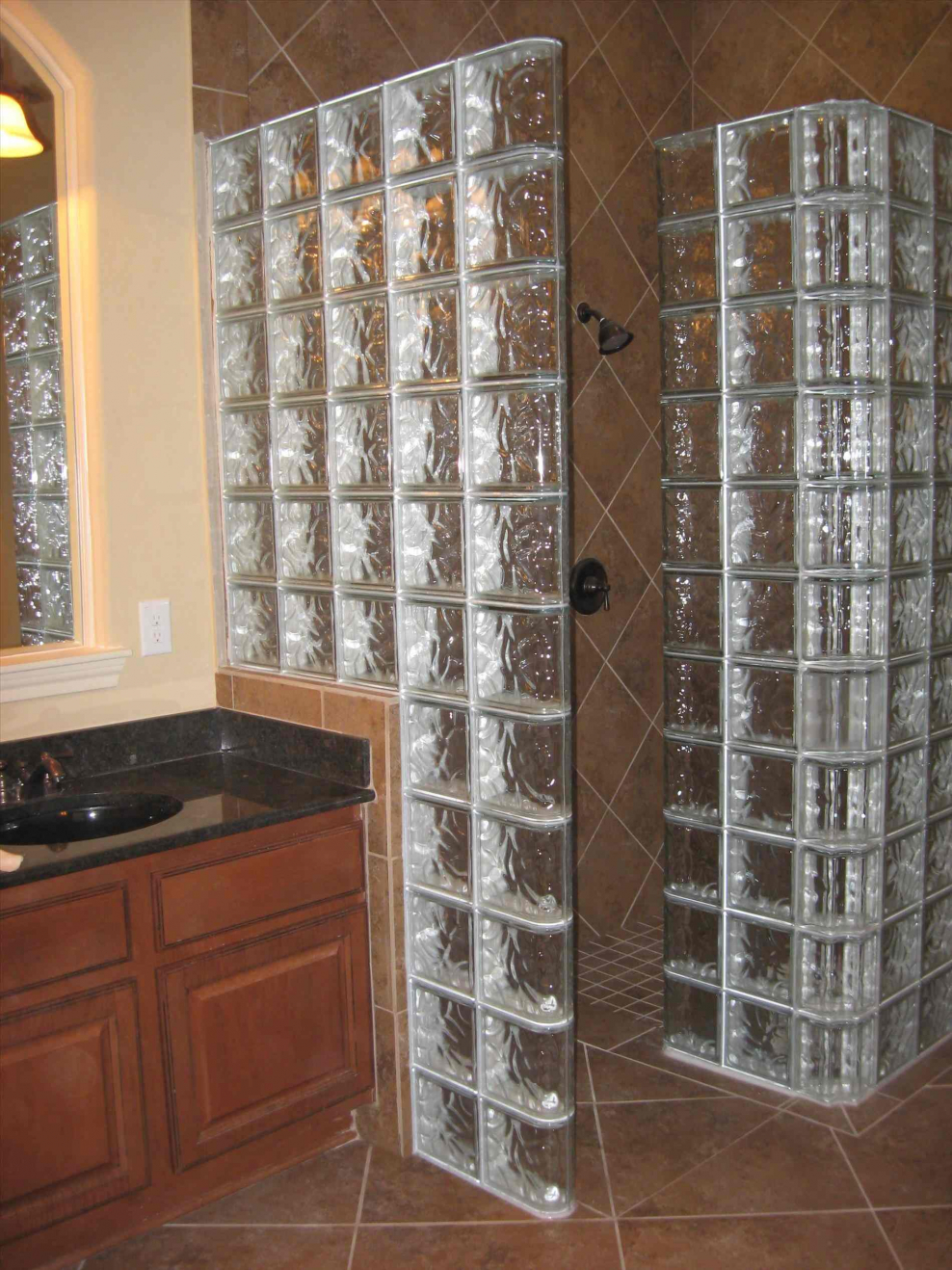 Душевые ограждения из стеклянных блоков