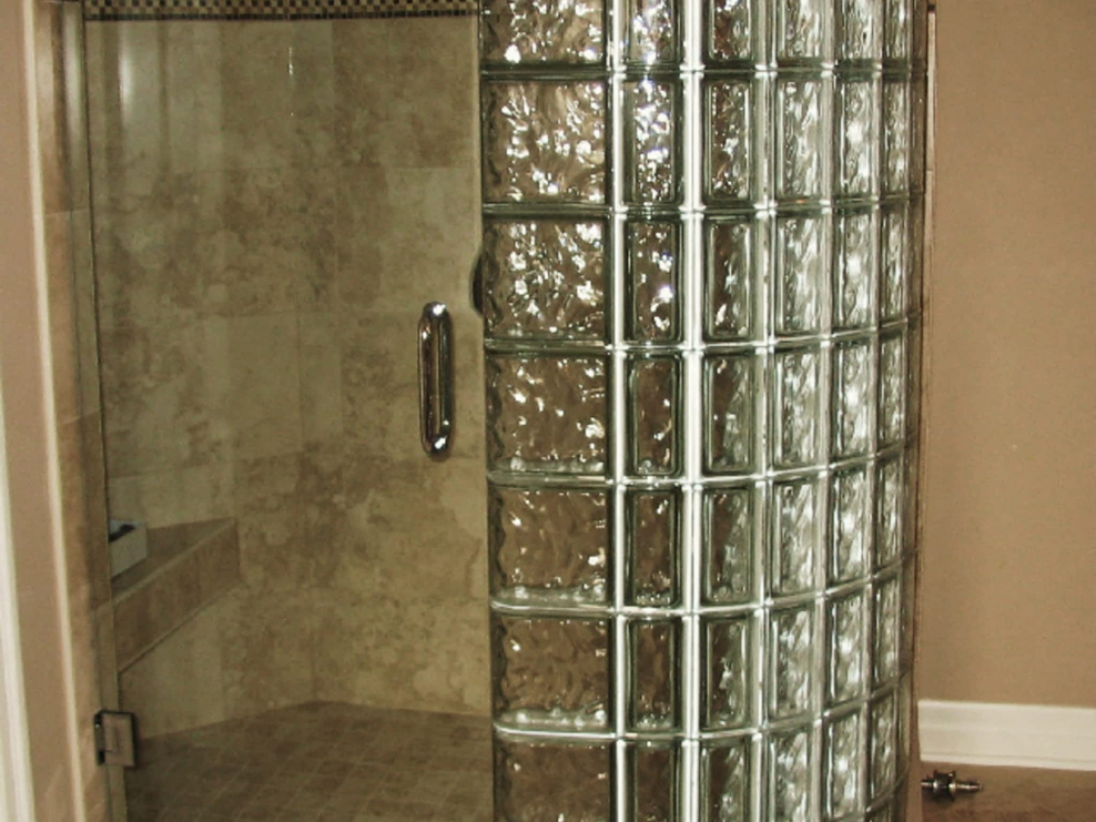 Перегородка из стеклоблоков в ванной для душа