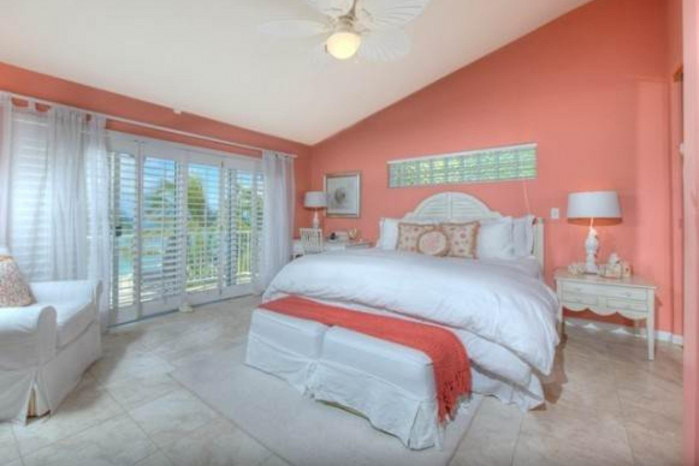 Современная спальня в коралловом