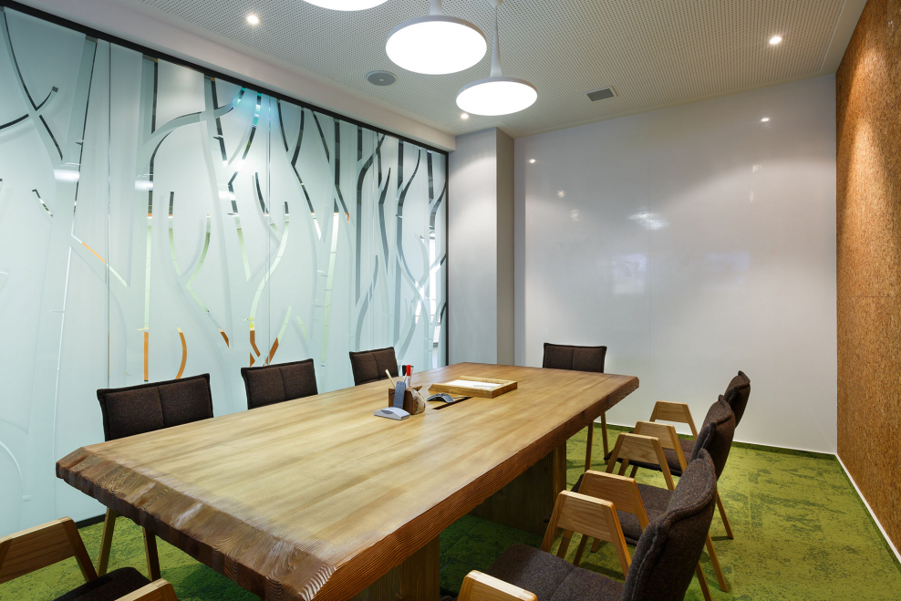 Креативная переговорная в офисе