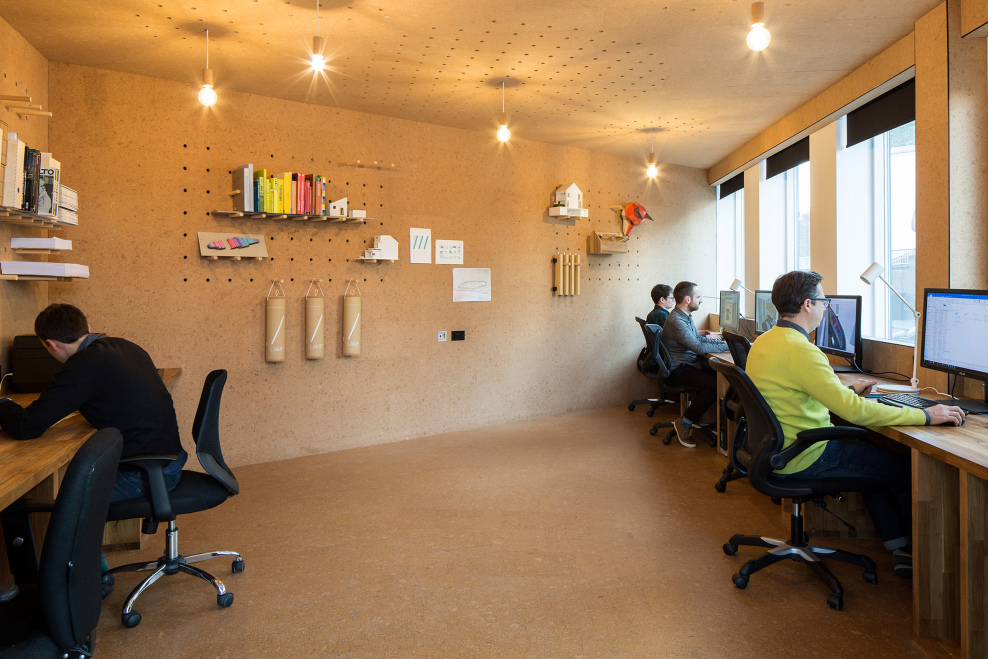 Пробковая стена в офисе