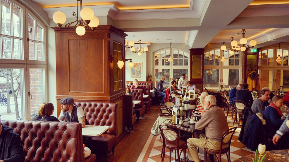 Интерьер кафе с людьми