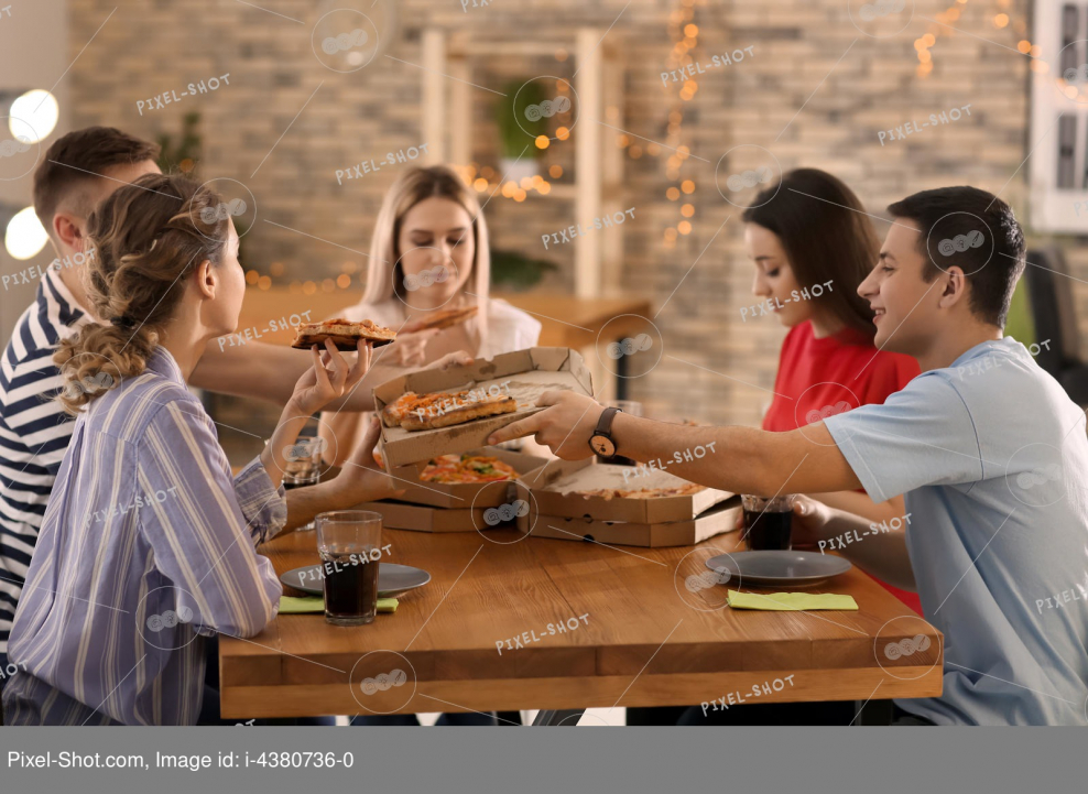 Фото девушки в пиццерии за столиком