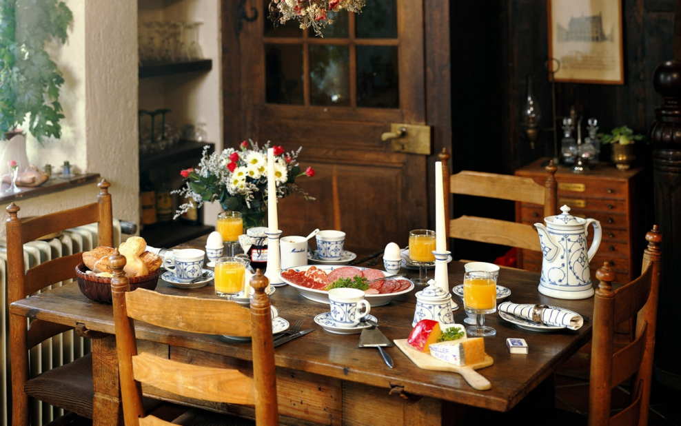 Накрытый деревенский стол