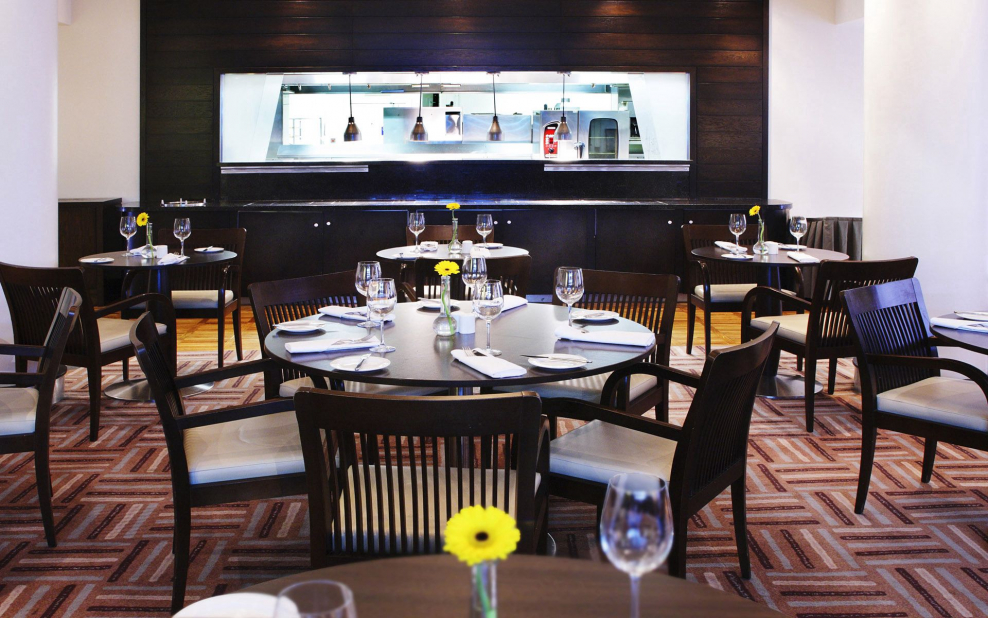 Интерьер столов в ресторане