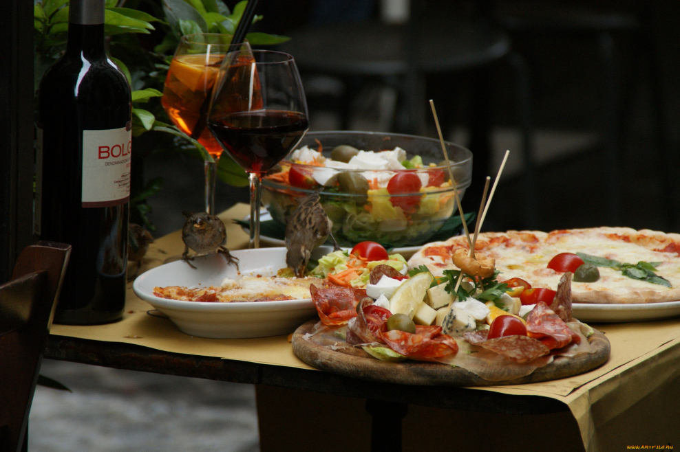 Блюдо на ресторанном столике