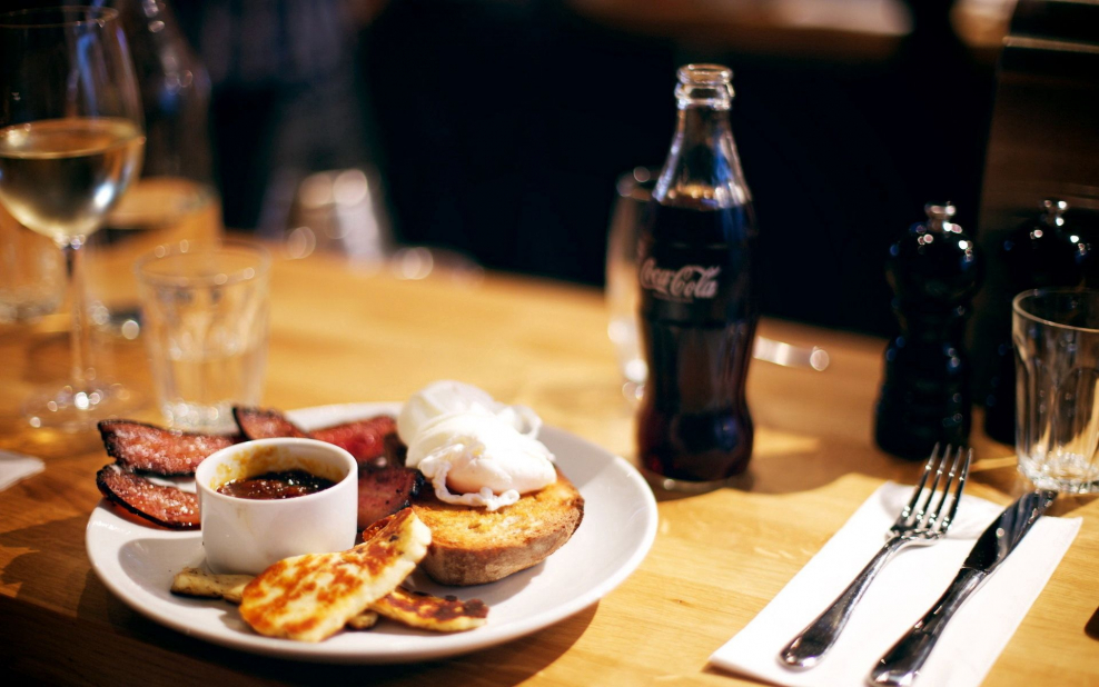 Стол в кафе с едой