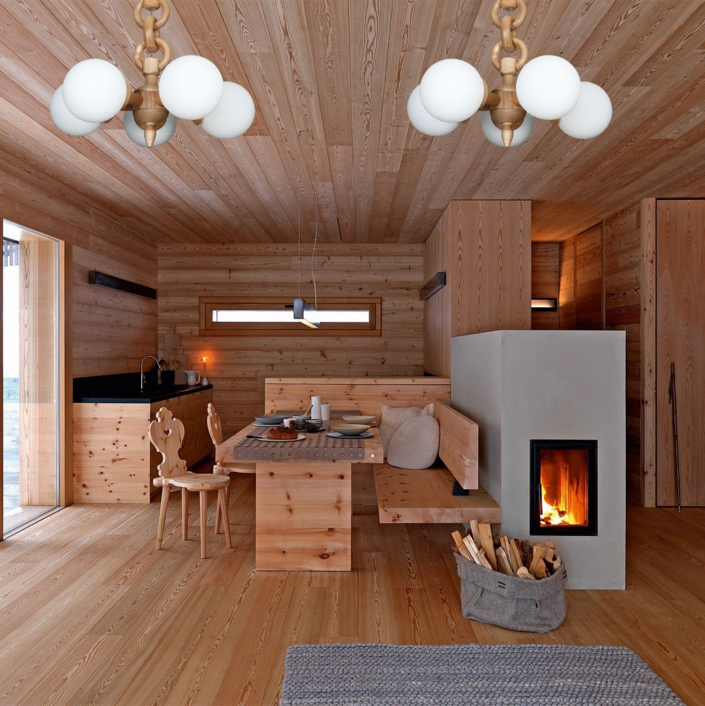 Интерьер деревянного дома с печкой