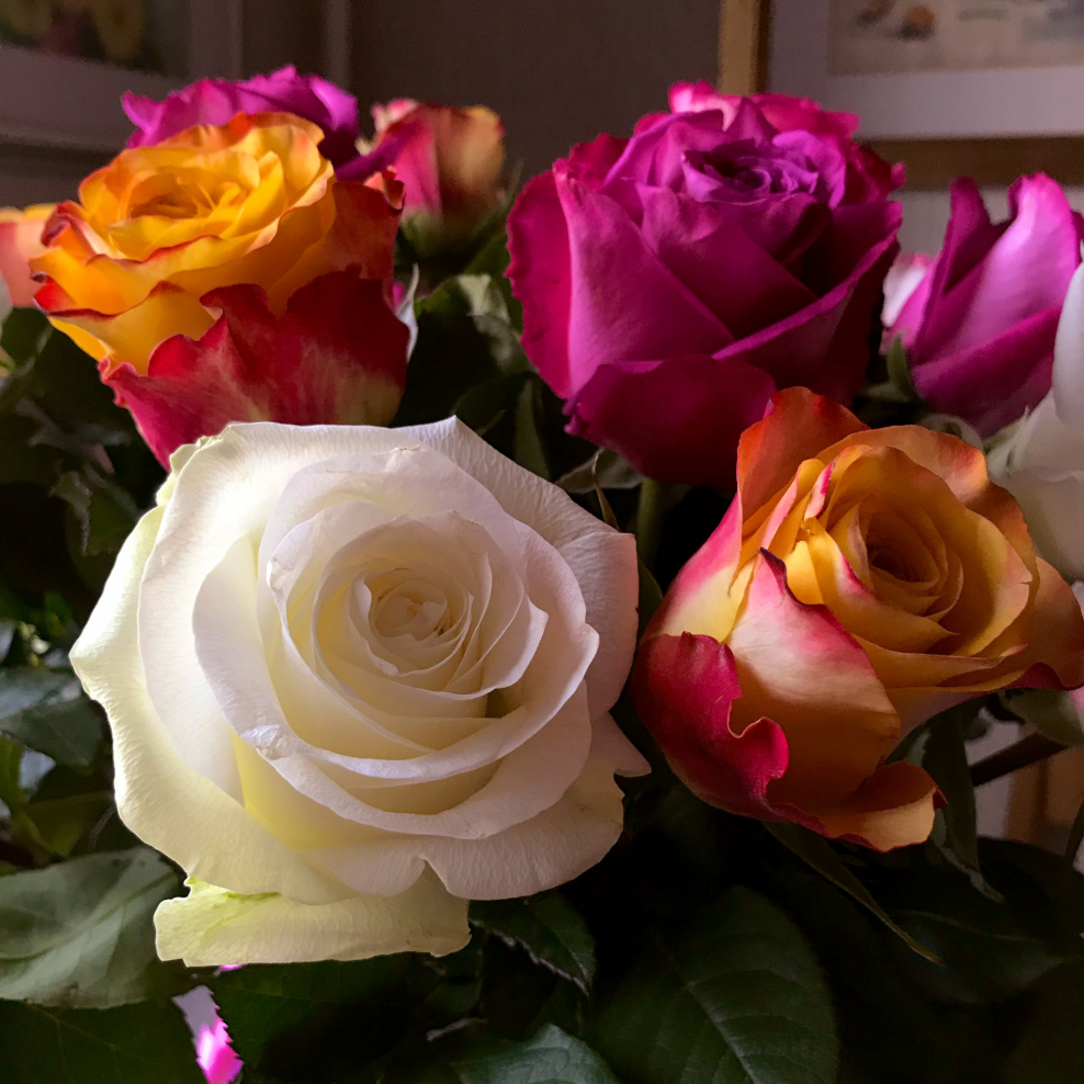 Фото красивого букета на фоне дома