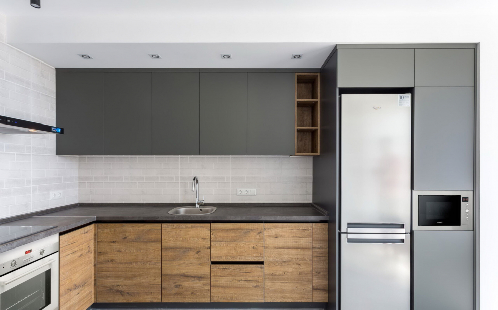 Серая кухня со столешницей под дерево
