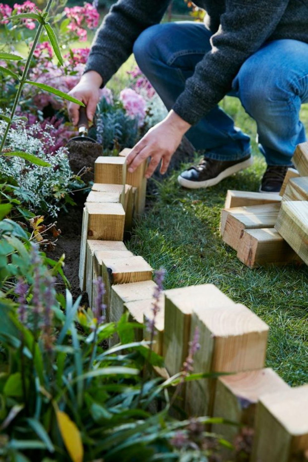 Заборчик из веток для клумбы