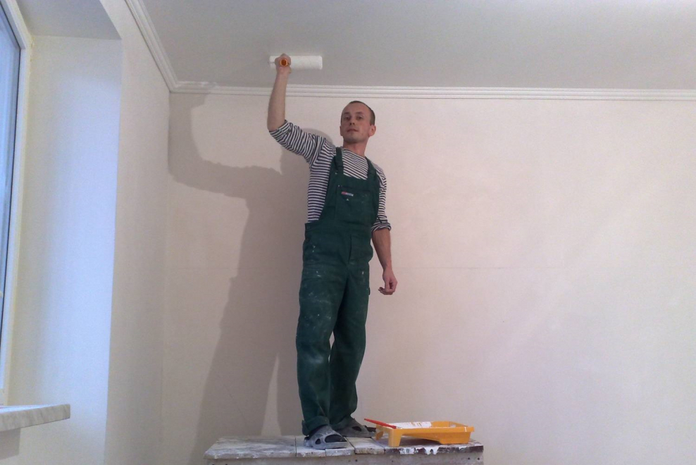 Мытье натяжных потолков