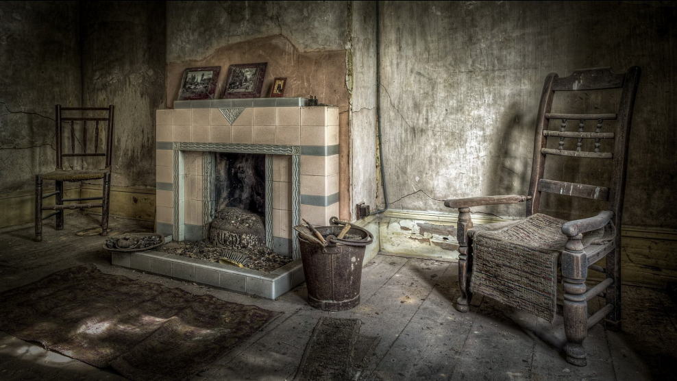 Старинное кресло в комнате