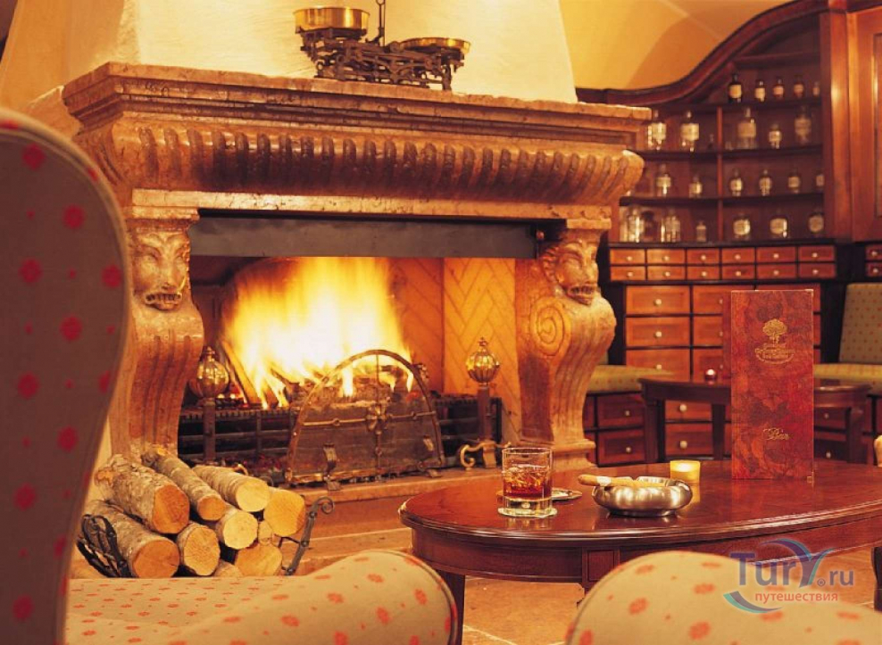 Старинный зал с камином