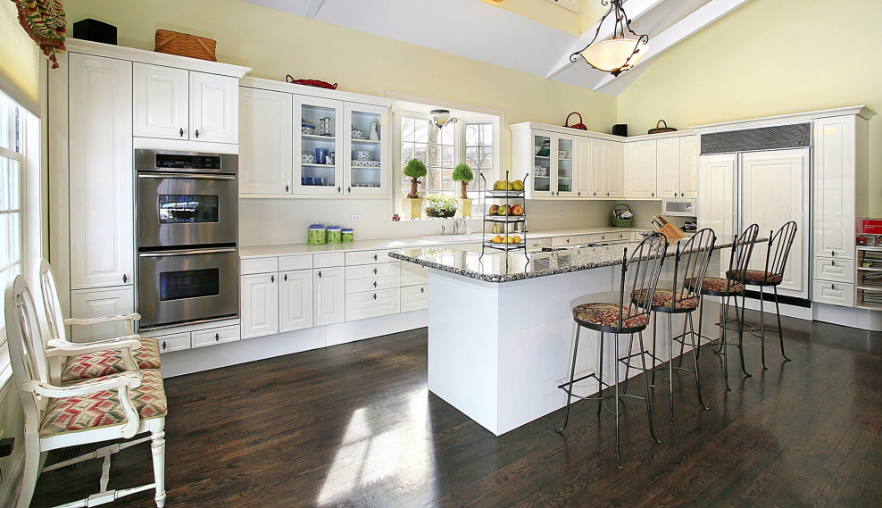 Кухня с высокими потолками