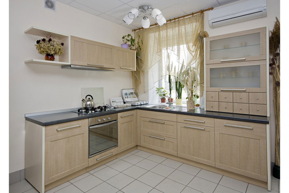 Кухонный гарнитур песочного цвета