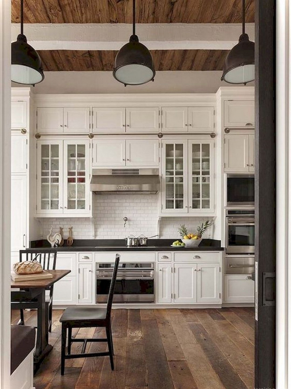 Кухня с высокими полками