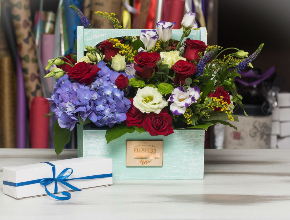 Композиции из цветов в коробке на спортивное мероприятие