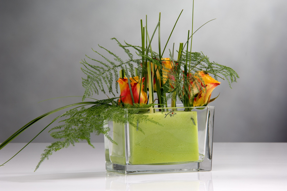 Композиция в квадратной вазе