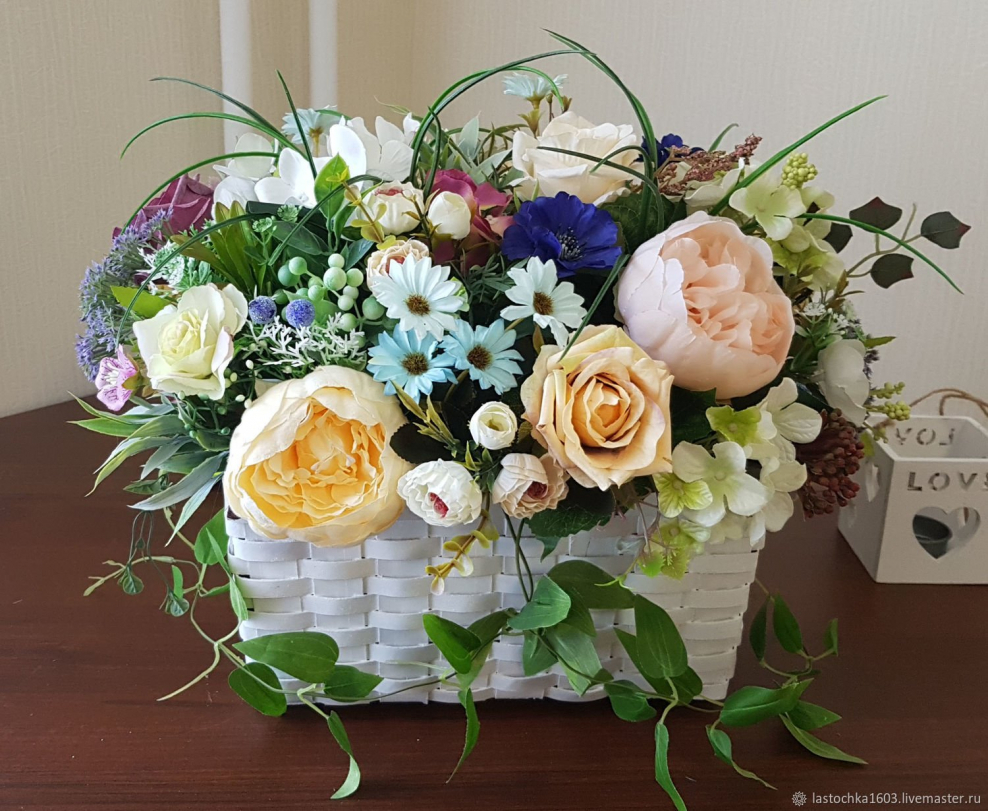 Композиции с искусственными цветами