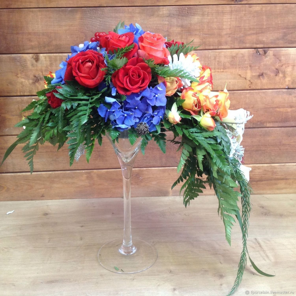 Композиция из цветов красно синий