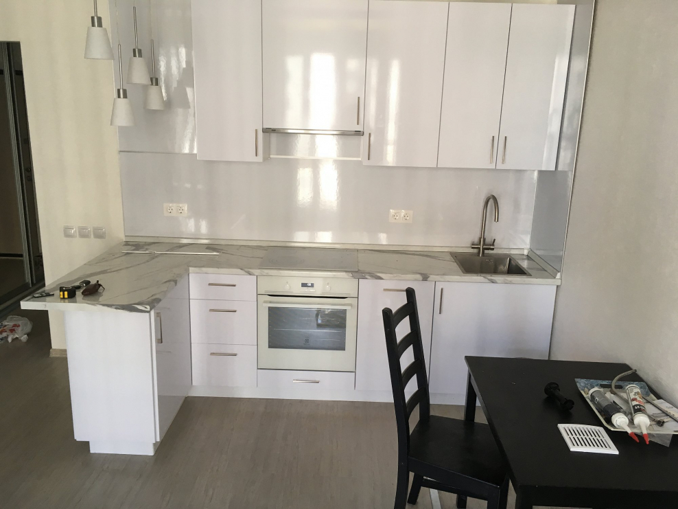 Кухня угловая белая