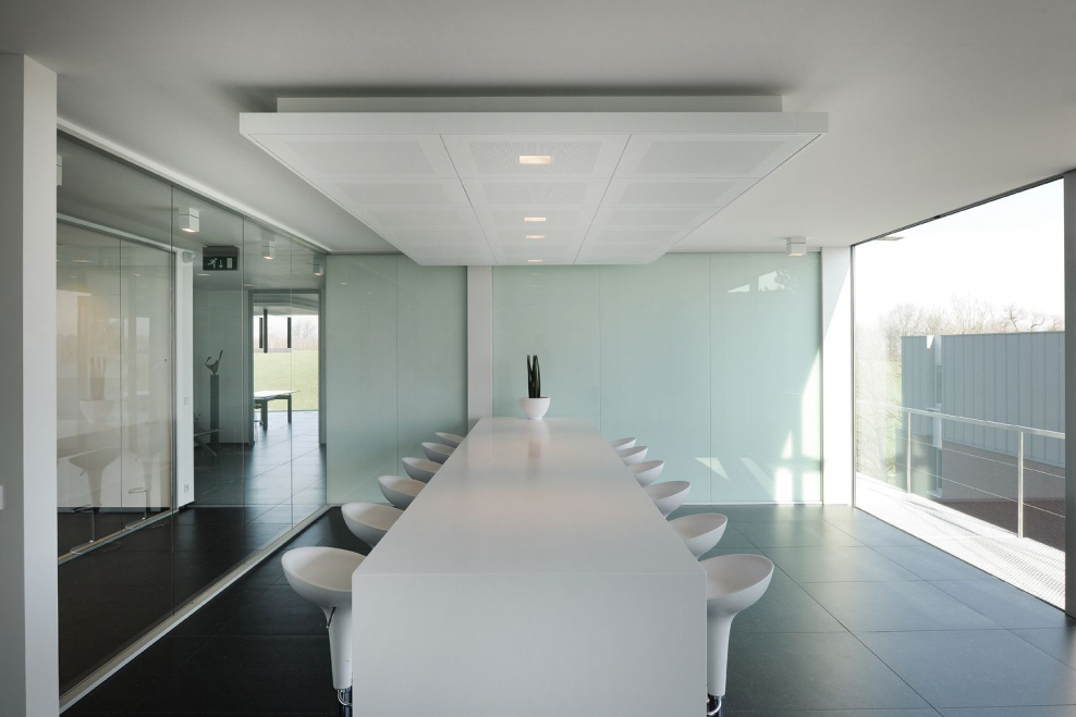 Озеленение под лестницей