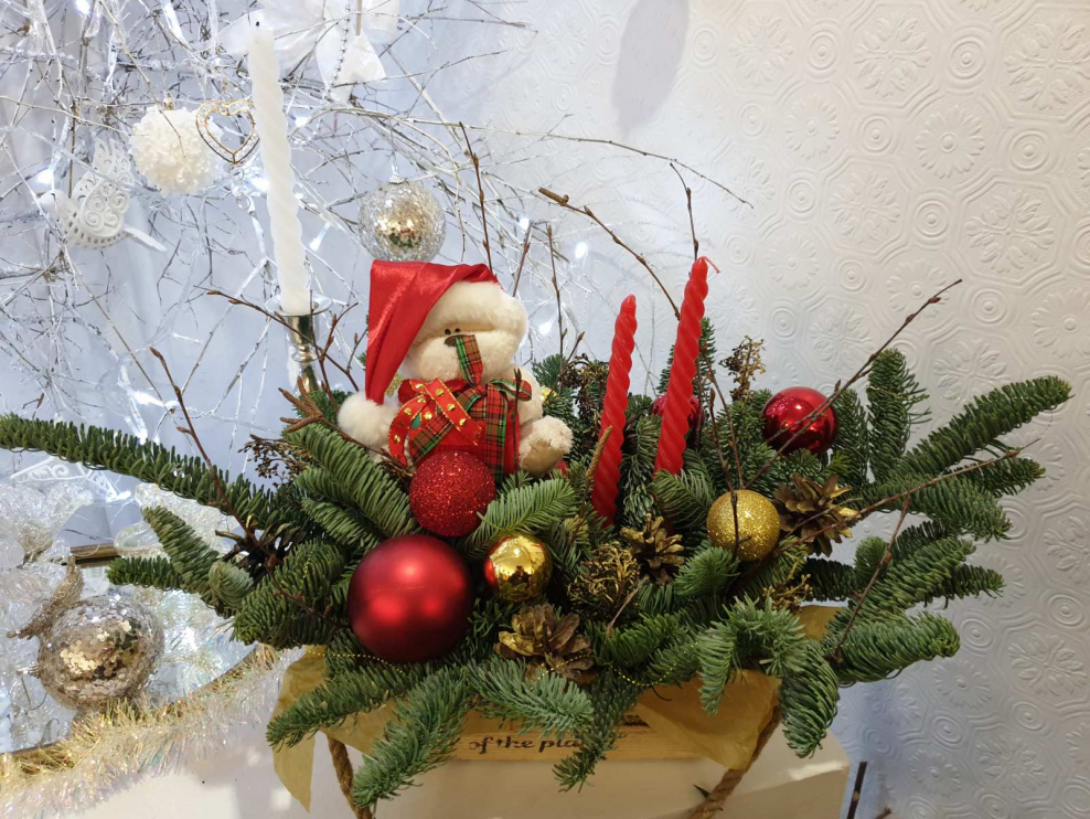 Гирлянда из елочных шаров