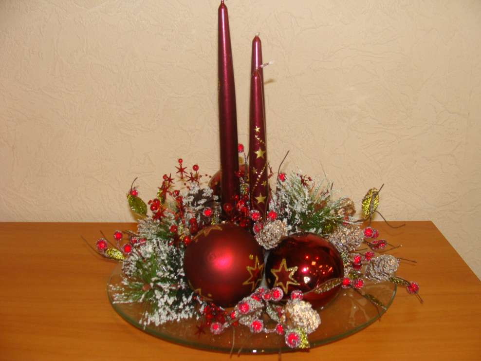 Красные и золотые елочные шары