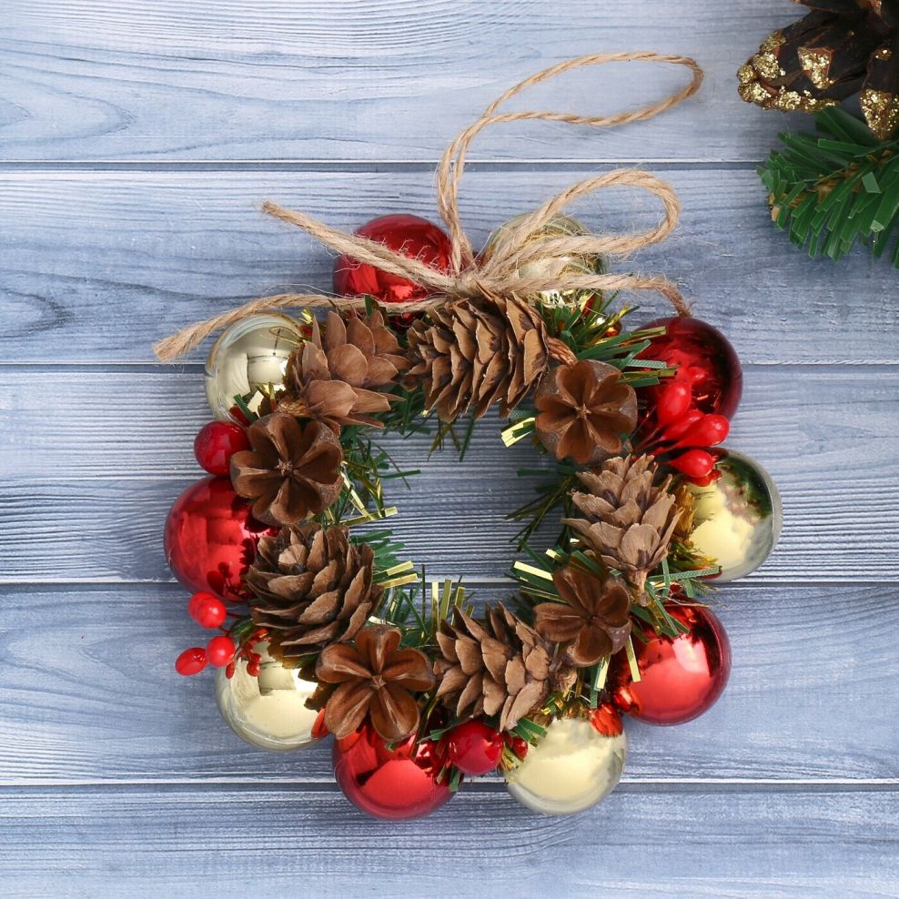 Рождественский венок из шишек