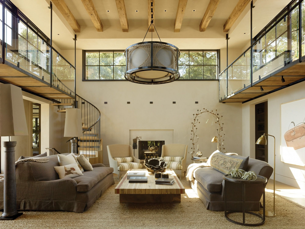 Интерьер гостиной с высокими потолками