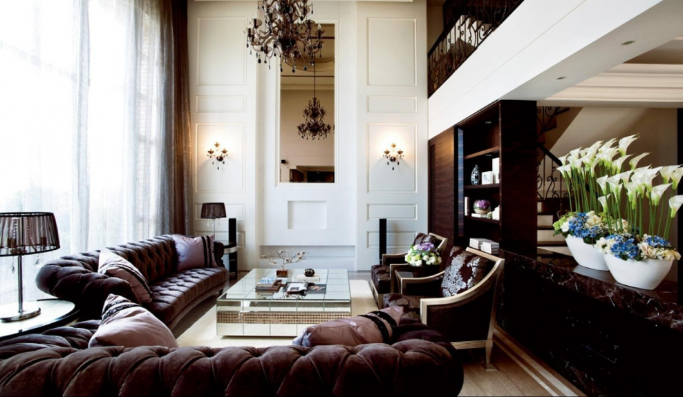 Интерьер с высокими потолками