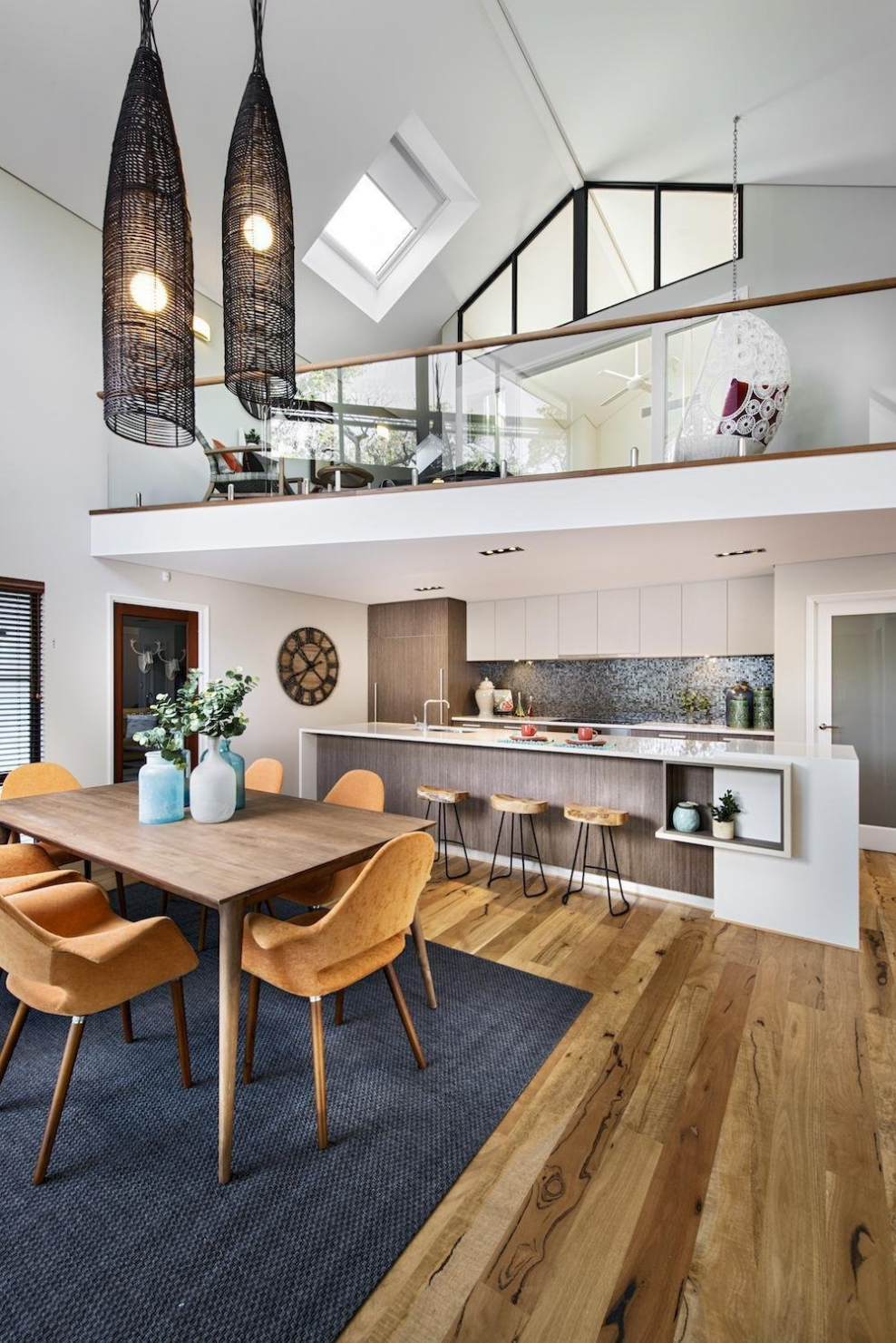 Гостиная с высоким потолком