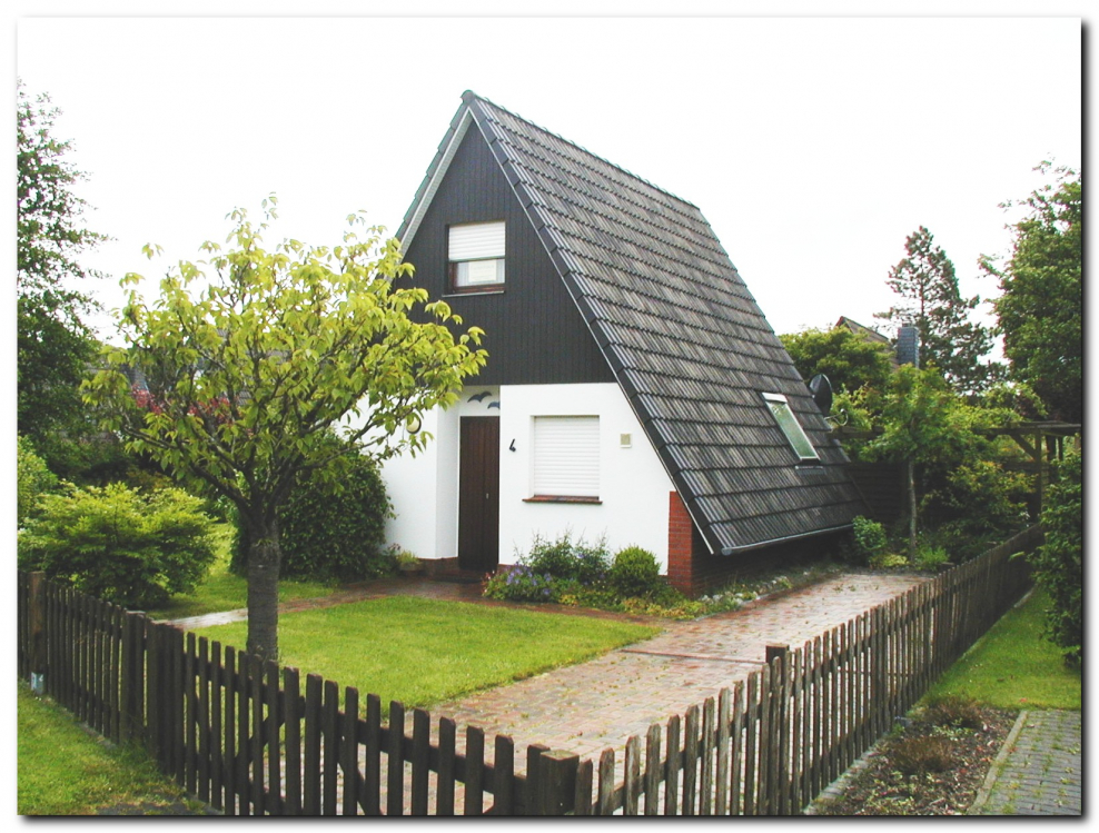 Дом с покосившейся крышей