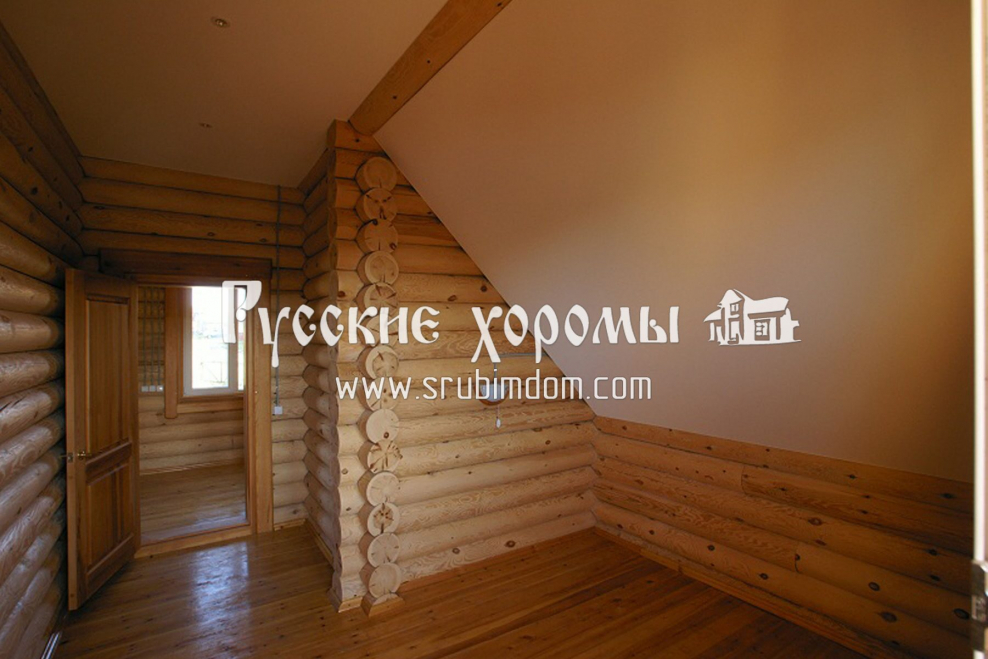 Гостиная в доме из оцилиндрованного бревна