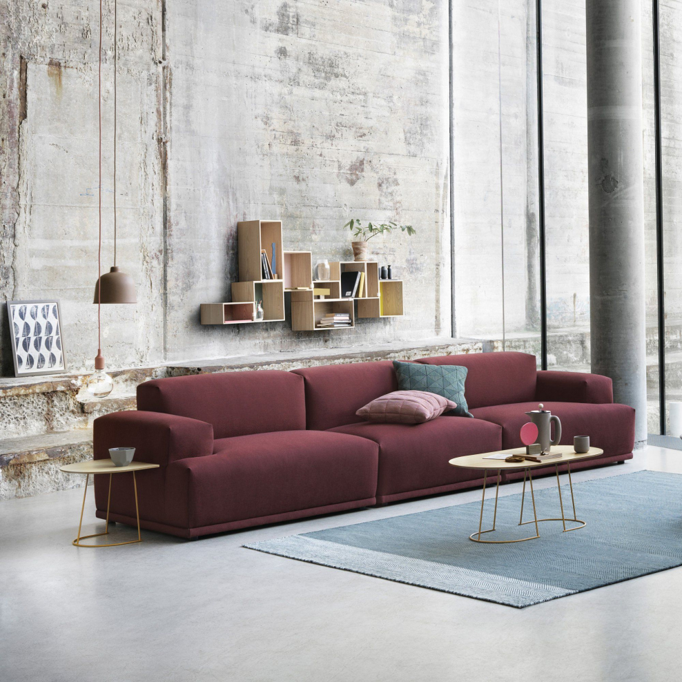 Бордовый диван в интерьере