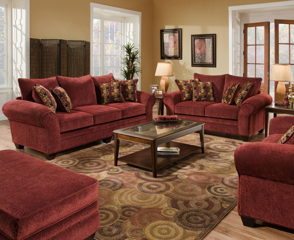 Бордовый диван в гостиной