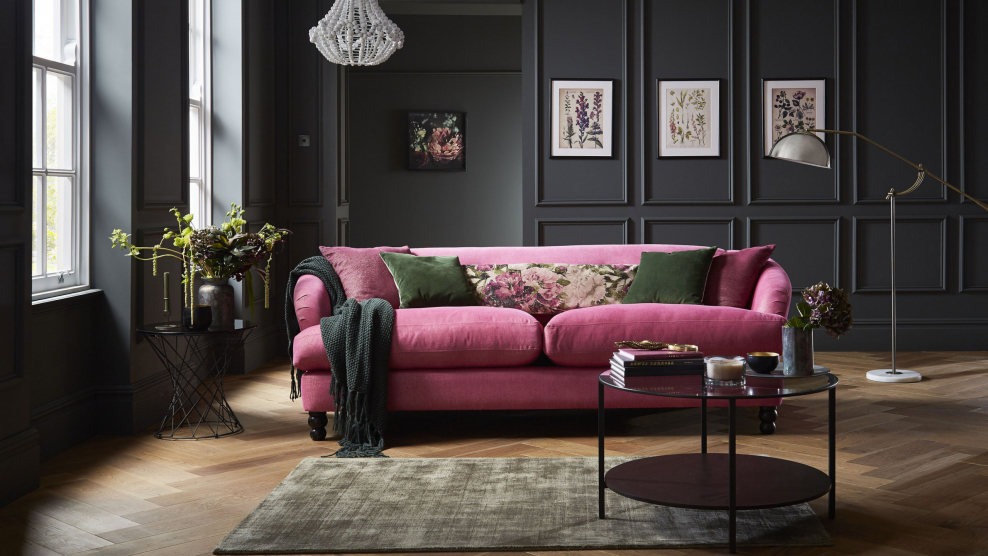 Темно розовый диван в интерьере