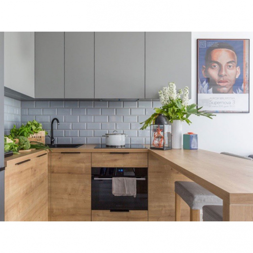 Серая кухня со столешницей под дерево