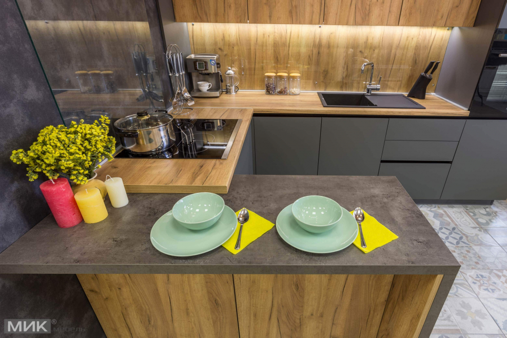 Кухня бетон с антресолями