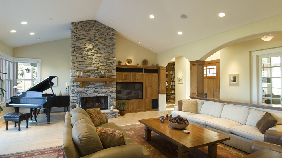 Зал с камином в частном доме