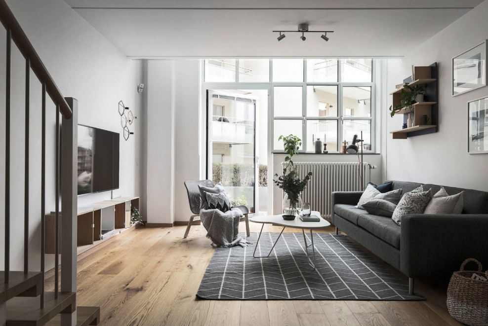 Диван у окна в гостиной Скандинавский стиль