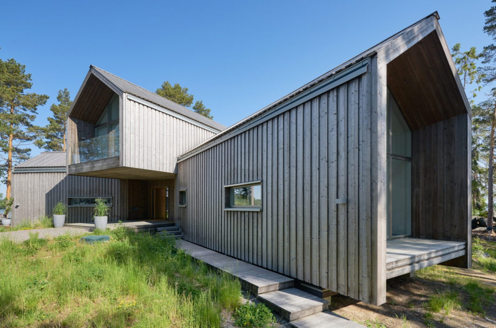 Барнхаус обшитый обоженной доской