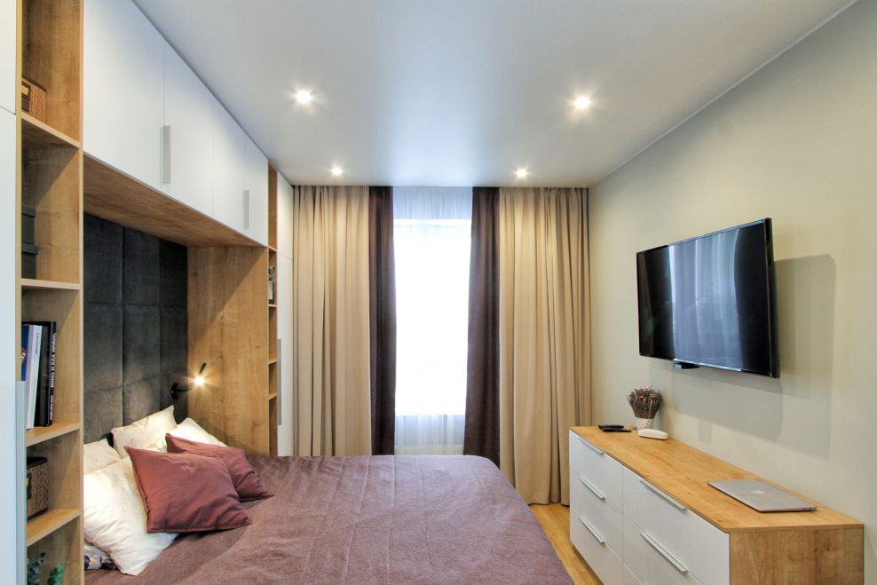 Большой ТВ В спальне 9 квадратов