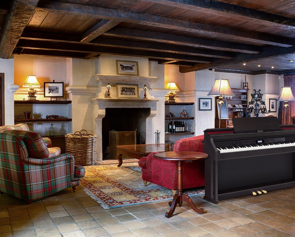 Интерьер с камином и роялем