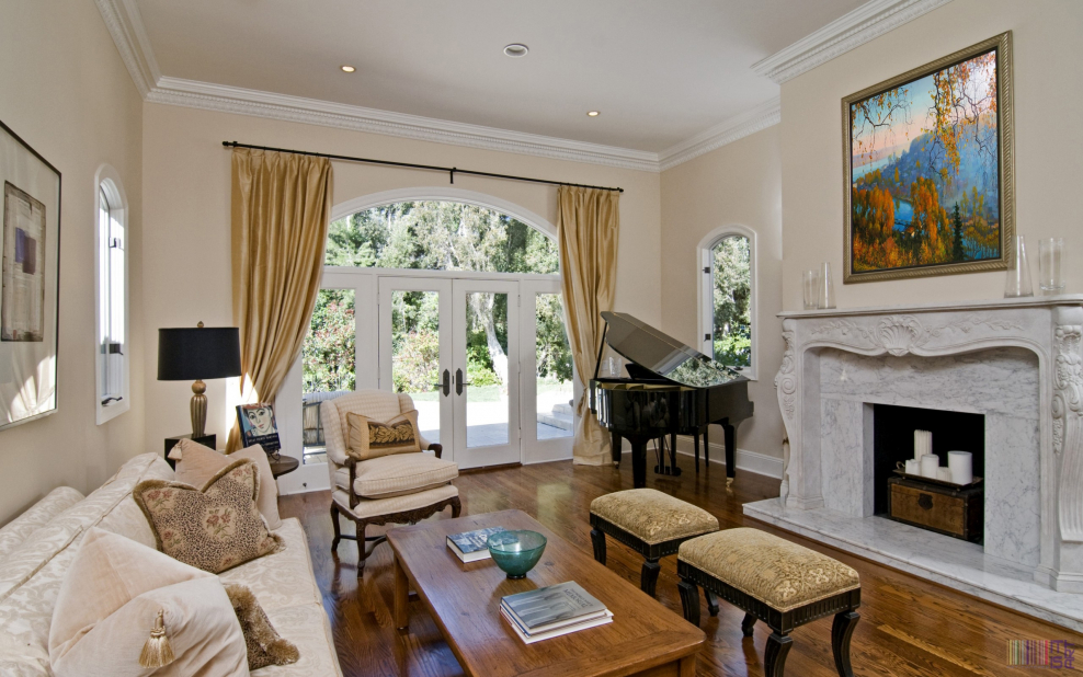 Интерьер с камином и роялем